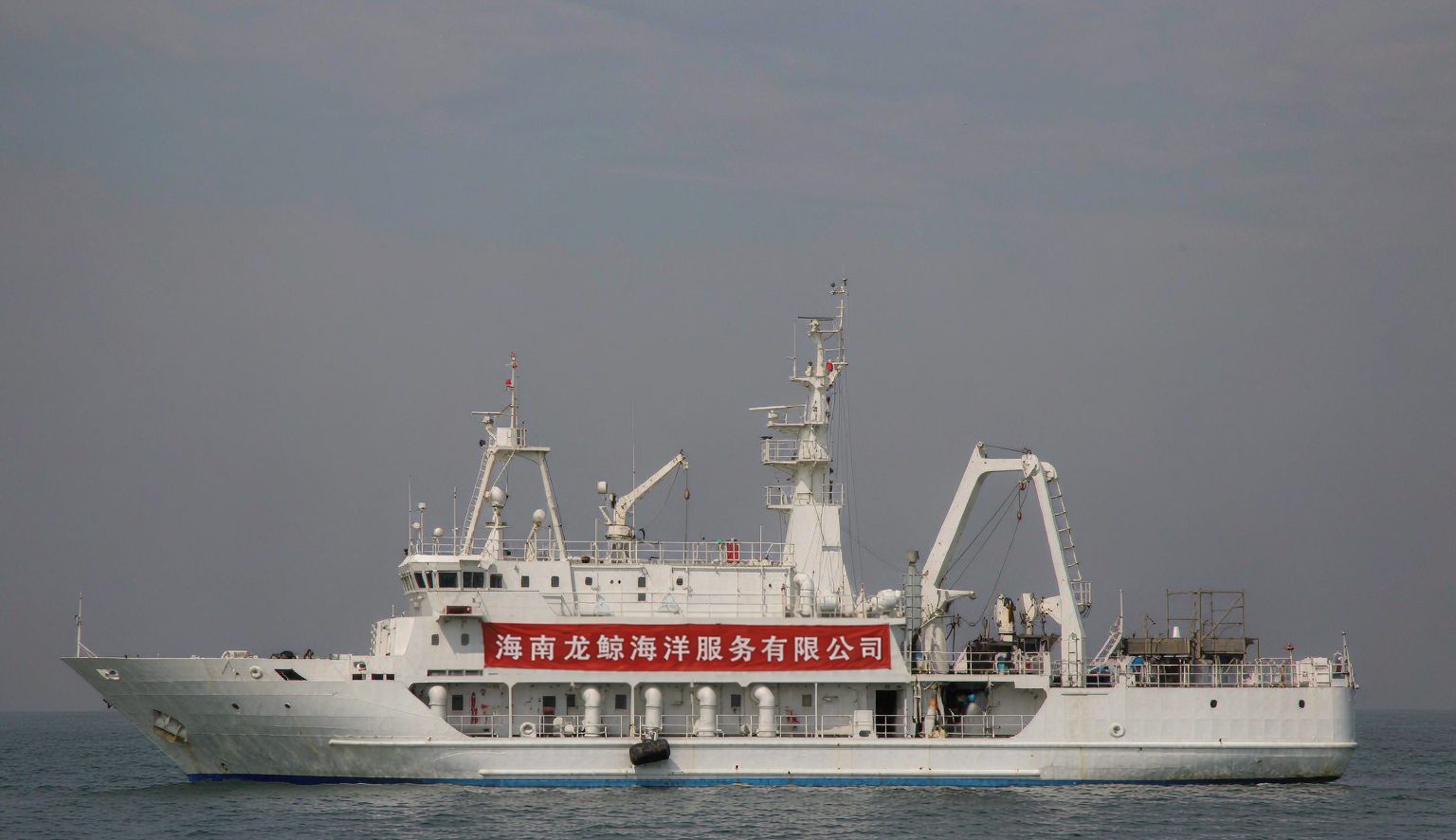 海洋科考船，甲板配备 A 型架与吊机