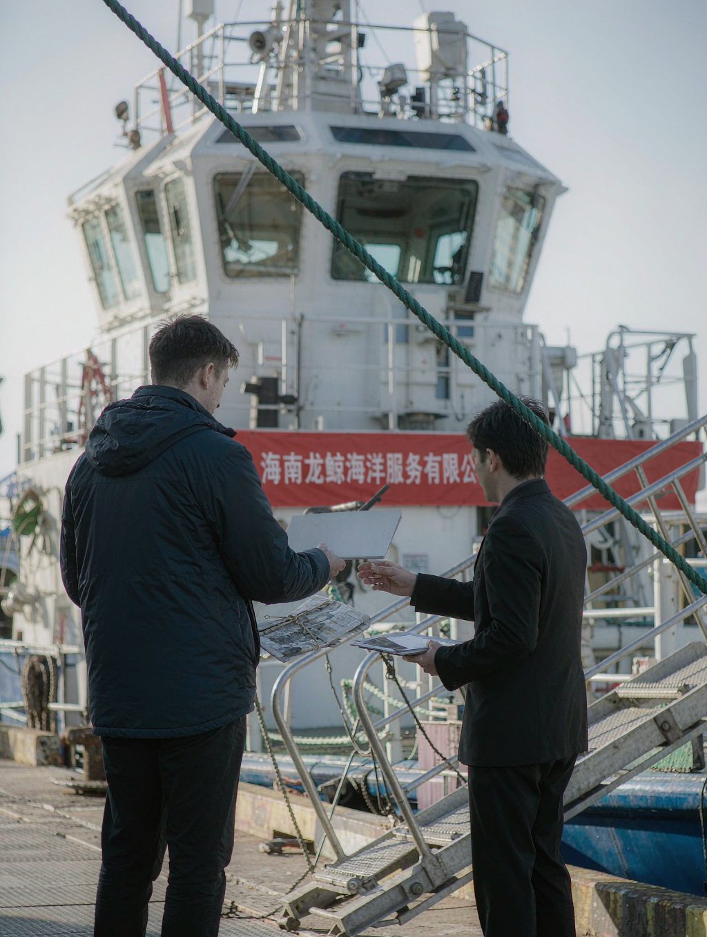 岸基航次调度现场，码头人员与船上人员交接